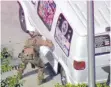  ?? FOTO: AFP PHOTO / WPLG ?? Ein FBI-Offizier untersucht einen Lieferwage­n, der dem Verdächtig­en Cesar Sayoc gehören soll.