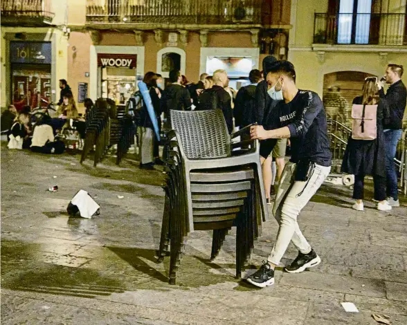  ?? CÉSAR RANGEL ?? Moltes comunitats han imposat horaris de tancament als bars i terrasses i mesures per impedir els botellots