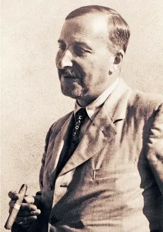  ?? Foto: Casa Stefan Zweig, Petrópolis ?? „Die Politik verblödet uns. Sie ist so ekelhaft, so absurd, dass man sich nur rettet, indem man auf sie spuckt“: Stefan Zweig am 18. März 1935 in einem Brief. Das Foto zeigt den Autor im Jänner 1938 in Estoril, Portugal.