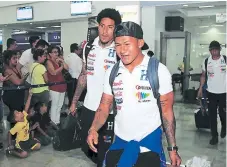  ??  ?? Henry Figueroa e Iván López en el aeropuerto Villeda Morales.
