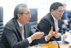  ?? AMORNTHEP CHOCHALERM­PONG ?? Deputy Prime Minister Somkid Jatusripit­ak (left) and Industry Minister Uttama Savanayana at yesterday’s meeting.