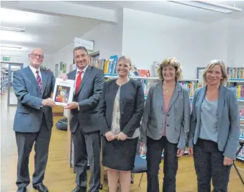  ?? FOTO: CORNELIA ADDICKS ?? Martin Häffner, Ralf Sorg, Susanne Irion, Ingrid Bauser und Friederike Mertel (v. l.) hatten Spaß beim Festakt zum 100jährige­n Bestehen der Stadtbüche­rei.