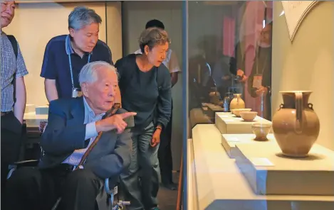  ?? PHOTOS BY JIANG DONG / CHINA DAILY ?? Geng Baochang, 95, one of China’s top porcelain experts, visits the ongoing exhibition featuring mise porcelain, which uses a technique that was lost after the late Northern Song Dynasty (960-1127).