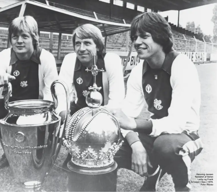  ?? Foto: Ritzau ?? Henning Jensen flankeret af Søren Lerby og Frank Arnesen i Ajax i 1979.