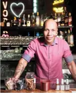  ??  ?? O mixologist­a Fernando Spolar