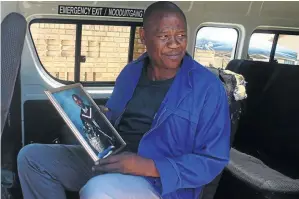  ?? / K A B E LO M O KOENA ?? Simon Majola holds a picture of his slain son, Nhlanhla Majola, who was going to testify in a murder case today.