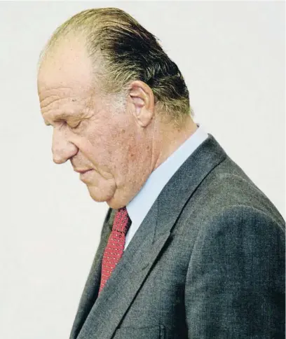  ?? PEDRO MADUEÑO ?? Juan Carlos I se encuentra ya fuera de España, aunque su abogado aseguró que está a disposició­n de la justicia