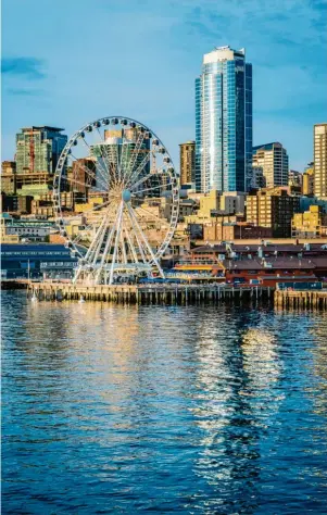  ?? Foto: Alan Alabastro/Visit Seattle ?? Moderne Stadt: Skyline von Seattle mit dem Great Wheel.