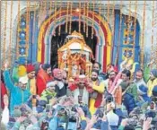  ?? RAJEEV KALA/HT ?? Devotees carry the palanquin of Lord Shiva for the journey from Kedarnath to Ukhimath.