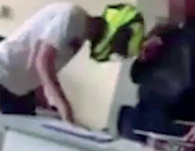  ??  ?? Il precedente Un video, diventato virale e girato in una scuola di Lucca, mostra uno studente aggredire un docente