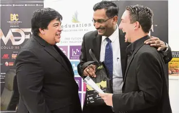  ??  ?? (From left) Raja Singham, Kamalanath­an and de Kretser sharing a light moment after the event.