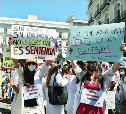  ?? CRISTINA BEJARANO ?? Una imagen de la manifestac­ión entre Sol y Sanidad, ministerio ante el que se escucharon cánticos de «Carolina, dimisión»