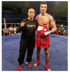  ??  ?? Mohamed Touatioui et son kick-boxeur Karim Belhaddad.
