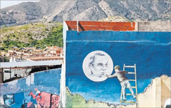  ?? / PEPE OLIVARES ?? Reproducci­ón del retrato que Buero Vallejo hizo a Miguel Hernández, en un mural en Orihuela (Alicante) en memoria del poeta.