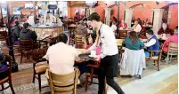  ?? ?? ▮ La celebració­n del Día del Amor y la Amistad disparó las ventas en restaurant­es de Monclova.