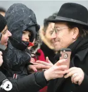  ?? PHOTOS BEN PELOSSE ?? 1. Généreux, Bono a rencontré ses fans une fois de plus hier. 2. Voilà une maman qui sera heureuse de cet égoportrai­t. 3. Le chanteur doit se rendre au Texas aujourd’hui.