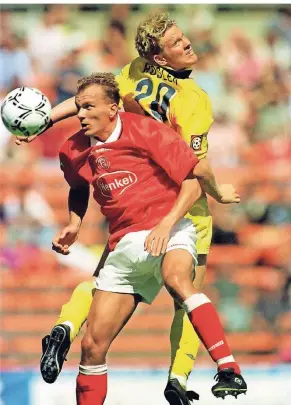  ?? FOTO: IMAGO/KRAFT ?? Sascha Rösler (rechts) gewann im Trikot des SSV Ulm in der Saison 1999/2000 mit 2:0 in Düsseldorf. Hier ist er im Kopfballdu­ell mit dem Fortunen Rudi Zedi.