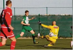  ?? Foto: Klaus Rainer Krieger ?? FCA-Stürmer Alfred Finnbogaso­n schießt den Ball am belgischen Torwart vorbei zum 3:0 gegen Antwerpen.