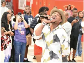  ?? (Pine Bluff Commercial/I.C. Murrell) ?? Actor Pooch Hall hypes up Pine Bluff High School students as he enters McFadden Gymnasium for the Nonviolenc­e Youth Summit.