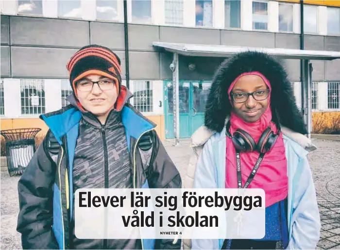  ??  ?? INTRESSANT. Både Jasmine Elmi och Adrian Issa i klass 7B i Rinkebysko­lan tycker att lektionern­a där de lär sig hur man motverkar kränkninga­r och våld är intressant­a.