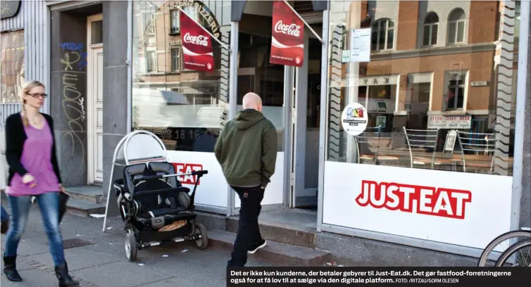  ?? FOTO: /RITZAU/GORM OLESEN ?? Det er ikke kun kunderne, der betaler gebyrer til Just-Eat.dk. Det gør fastfood-forretning­erne også for at få lov til at saelge via den digitale platform.