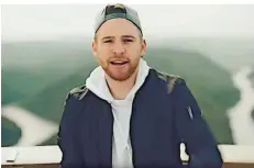  ?? SCREENSHOT: SZ ?? Ein Screenshot aus dem Video zu „Saarland“: der Saarbrücke­r Rapper Eike Staab alias Esta vor der Saarschlei­fe.