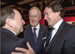  ?? PHOTO AGENCE QMI, JOEL LEMAY ?? Le président et chef de la direction de Québecor, Pierre Karl Péladeau, était heureux de renouer avec le commissair­e de la LNH Gary Bettman sous le regard amusé de Brian Mulroney, président du conseil d’administra­tion de Québecor.