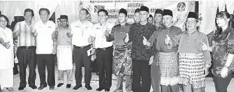  ??  ?? RAI BERSAMA: Kelvin (lima kiri), Joseph (enam kiri) serta yang lain pada Majlis Keceriaan Ramah-Tamah Aidilfitri 2017 di Sibu, malam kelmarin.