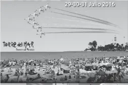  ??  ?? Eines der Plakate zeigt, wie es am Wochenende am Strand von Torre del Mar aussehen wird.