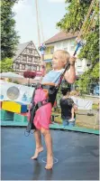  ?? FOTO: STEIDLE ?? Beim Bungee-Trampolins­pringen auf dem Marktplatz.