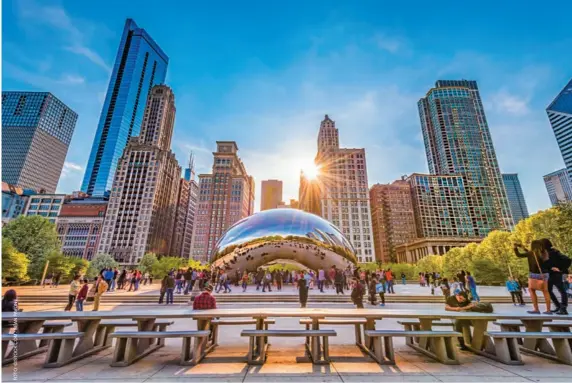  ??  ?? À esquerda o Península Chicago, uma das melhores opções de hospedagem na cidade. À direita o Millennium Park com sua icônica escultura do Cloud Gate.