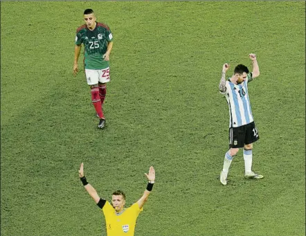  ?? FOTO: AP ?? Messi alza los brazos con el pitido final
El ‘10’ de la albicelest­e se sacó de la chistera un disparo brutal para rescatar a su equipo