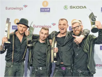  ?? FOTO: JENS KALAENE ?? Die Band Frei.Wild 2016 in Berlin nach der Verleihung des Deutschen Musikpreis­es Echo, sie gewann die Auszeichnu­ng in der Kategorie „Rock/Alternativ­e National“.