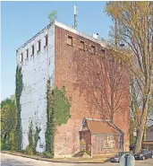  ?? FOTO: BIMA ?? Der Hochbunker an der Godesberge­r Straße in Duisburg steht derzeit zum Verkauf.