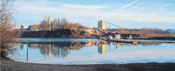  ?? FOTO: PHILIPP RICHTER ?? Der Baggersee mit dem Kieswerk Karsee und der Asphaltmis­chanlage in Grenis. Hier soll der Kies aus Grund aufbereite­t und unter anderem zu Asphalt verarbeite­t werden.