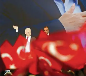  ?? Foto: Roland Weihrauch, dpa ?? Ein Meer von türkischen Fahnen umgibt Ministerpr­äsident Binali Yildirim bei seinem Wahlkampfa­uftritt in einer Halle in Ober hausen.