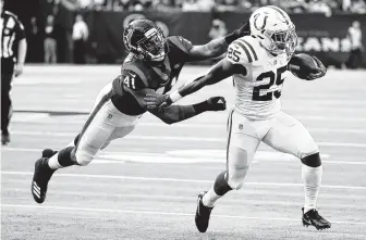  ?? Brett Coomer / Staff photograph­er ?? Marlon Mack (25), eluding the Texans’ Zach Cunningham in the Colts’ 21-7 wild-card playoff victory in January, shredded the Houston defense that day with 148 yards rushing and a TD.