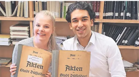  ?? FOTO: UNIVERSITÄ­TSKLINIKUM DÜSSELDORF/UKD ?? Jessica Kaiser und Güldag Harun, zurzeit in der Ausbildung zu Röntgenass­istenten, bei ihrer Spurensuch­e im Stadtarchi­v.