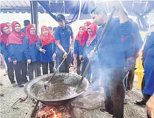  ?? — Gambar Bernama ?? RINGAN TULANG: Khairy bersama jentera BN pada Program Mengacau Dodol bersama Jentera BN di Bilik Gerakan di Kampung Stesen Rantau, Rembau semalam.