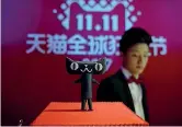  ??  ?? Simbolo Un pupazzo che simboleggi­a Tmall.com, piattaform­a per le vendite online di Alibaba, esposto nel «Giorno dei single», a Shanghai