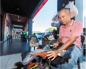  ?? Zulazhar SHEBLEE/THE Star ?? Heart of gold: Bohari, who plies his trade at Eastmoore Commercial Centre, is always ready to lend a helping hand to those in need. —