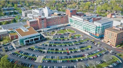  ?? JERRY JACKSON/BALTIMORE SUN ?? Baltimore’s Sinai Hospital is located near the intersecti­on of Northern Parkway and Greensprin­g Avenue.