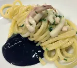  ??  ?? Spaghetton­e aglio, olio, peperoncin­i, calamaro e nero al mandarino