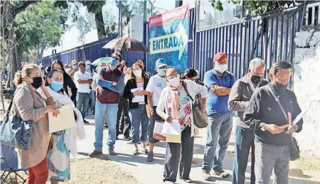  ?? AURELIO MAGAÑA ?? Adultos mayores tuvieron que sufrir con la desorganiz­ación del Gobierno Federal.