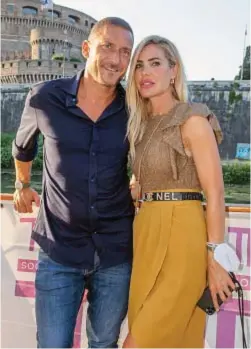  ?? ?? C’ERAVAMO TANTO AMATI
Roma. Francesco Totti, 47, e Ilary Blasi, 42, ai tempi d’oro. Sposi da giugno 2005, hanno avuto tre figli. Si sono separati a luglio 2022.