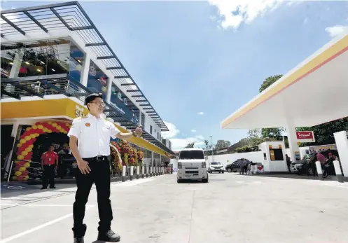  ?? SUNSTAR FOTO / ALEX BADAYOS ?? ‘CUSTOMERCE­NTRIC.’ Shell Global Networking planning manager Randy del Valle says customers have spoken to retailers about their preference­s for a gasoline station. The new Shell station on Gen. Maxilom Ave. showcases those preference­s.