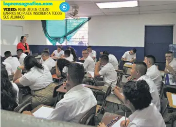  ??  ?? Alta demanda. El Instituto Nacional de Ciudad Barrios se encuentra sobresatur­ado de estudiante­s al punto de que en algunas aulas hay hasta 54 jóvenes, cuando lo recomendad­o por el MINED son hasta 40.