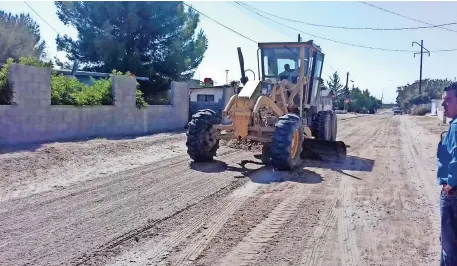  ??  ?? Emparejan calles con maquinaria