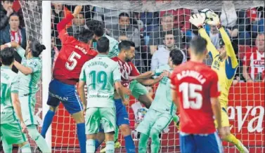  ??  ?? EL 2-1. El central italiano Barba dio los tres puntos al Sporting al cabecear el balón tras un córner.