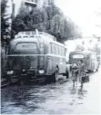  ?? FOTO: STADTARCHI­V BIBERACH ?? Diese heimlich gemachte Aufnahme zeigt die Busse, in denen die Menschen damals nach Grafeneck gebracht wurden – mit dem Ziel, sie zu töten.